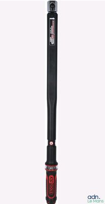 un gros plan d'un stylo noir et rouge sur fond blanc