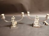 trois bougies posées sur une table