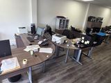 une photo d'un bureau avec de nombreux bureaux et chaises