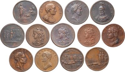gros plan d'un paquet de pièces de monnaie sur une surface blanche