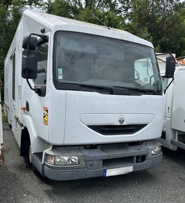 un camion blanc garé à côté d'un autre camion