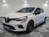 la voiture blanche est garée sur un sol en damier dans le garage