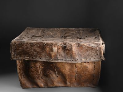 une image représentant une boîte en bois posée sur une table