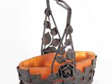 panier en fer forgé orné de verre orange et de fleurs