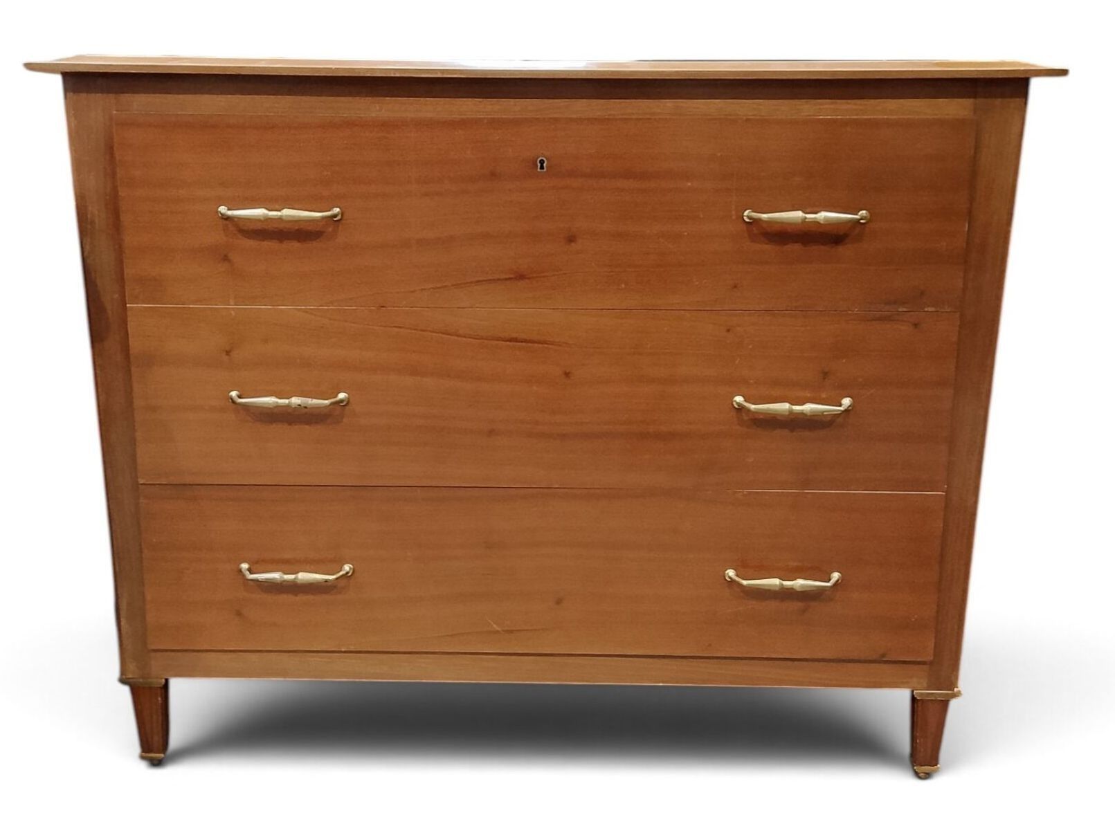 Commode en bois ouvrant à trois tiroirs sur trois rangées, r…