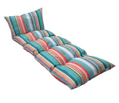 un gros plan sur un coussin de chaise longue à rayures multicolores