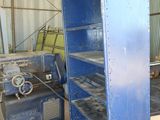 a picture of a machine that is sitting in a warehouse