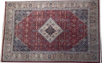 un tapis oriental orné d'un motif en losanges sur fond rouge