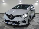 vue de face d'une voiture blanche garée sur un sol à damier