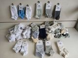 les nombreuses paires de chaussettes exposées dans un magasin