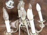 un lustre à cinq lumières