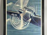 Une affiche d'Air France est accrochée au mur, au-dessus d'une étagère