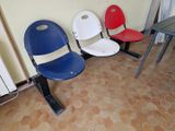 plusieurs chaises sont alignées dans une pièce