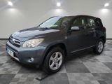 La Toyota RAV grise est garée dans une grande pièce