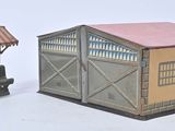 une petite maquette d'un bâtiment et un banc