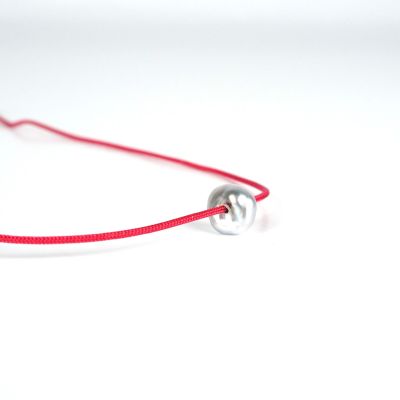 Collier "Cordon" serti d'un keshi, cordon de couleur fuchsia…