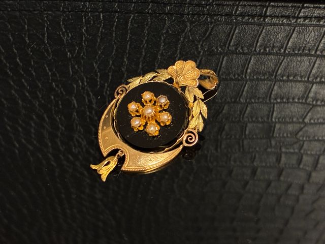 Pendentif en or et verre noir à décor de petites perles. Poids br