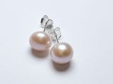 une paire de boucles d'oreilles en perles roses sur fond blanc