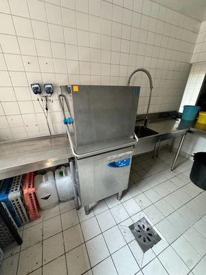 une image d'une cuisine commerciale avec des plans de travail en acier inoxydable