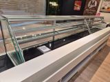 une vitrine en verre au milieu d'un magasin