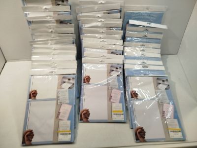 beaucoup de cartes et d'enveloppes sur la table