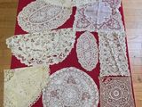 une table recouverte d'une nappe rouge et d'un napperon