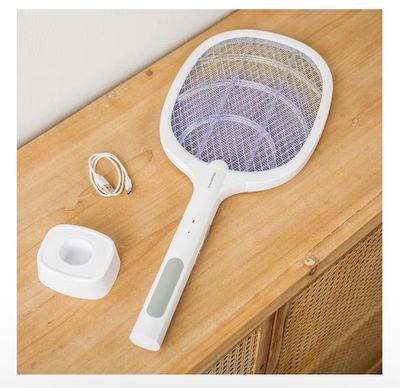un gros plan d'une raquette de tennis posée sur une table en bois