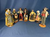 sept figurines représentant des personnes alignées