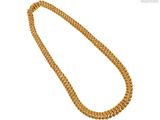 un collier à chaîne en or avec un fermoir sur fond blanc