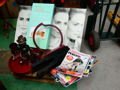 Objets de brocante à la découverte. - Photo 1