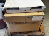 une pile de cartons posée sur une palette