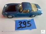 une petite voiture bleue sur laquelle est accrochée une étiquette de prix