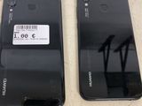 le dos et l'arrière de deux smartphones noirs sur lesquels figure une étiquette de prix