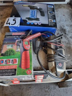 une boîte d'outils électriques posée par terre
