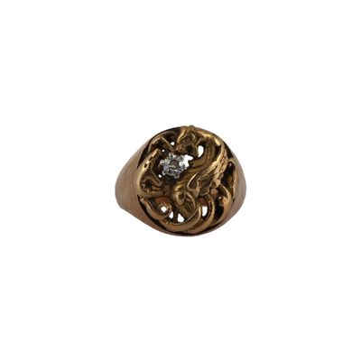 gros plan d'une bague en or avec un diamant au centre