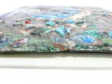 une photo en gros plan d'un livre recouvert de peinture