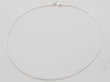 un collier ras-du-cou en argent sur fond blanc