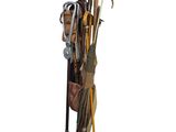une photo d'un porte-skis sur lequel sont posés plusieurs paires de skis et des bâtons de ski