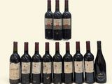plusieurs bouteilles de vin sont alignées sur une surface blanche