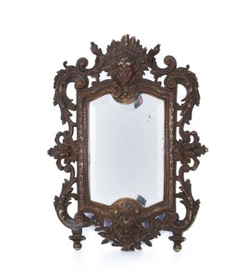 une image représentant un miroir accroché à un mur blanc, sur fond blanc
