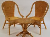 une paire de chaises en osier et une table sur fond blanc