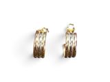 Boucles d'oreilles créoles bicolores en or sur fond blanc