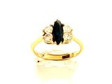 une image d'une bague en or avec un saphir et des diamants