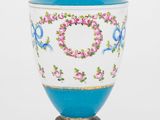 un vase bleu et blanc avec des fleurs