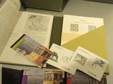 un livre ouvert sur une table, avec des photos de bâtiments à l'intérieur