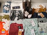 beaucoup de vêtements et de chaussures dans une boîte