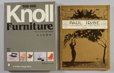 deux livres consacrés au mobilier Knoll posés sur une surface blanche