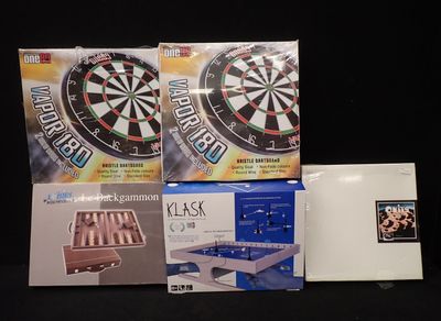 beaucoup de fléchettes et d'autres jeux sur la table