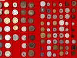 beaucoup de pièces qui se trouvent dans une boîte rouge