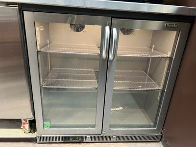 deux réfrigérateurs ouverts dans une cuisine